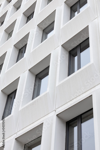 Fotografia Facade of a modern building built according to the concept of minimalism, detail