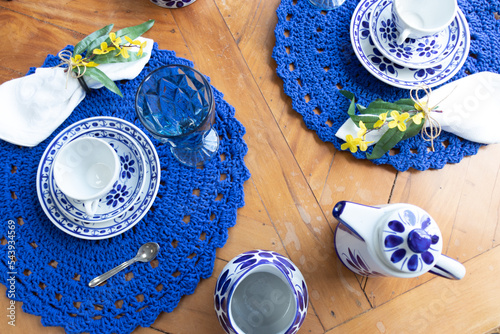 Mesa para café da manhã tarde com tons de azul com louça portuguesa pintada a mão