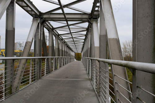 Widok na stalowy potężny most. 