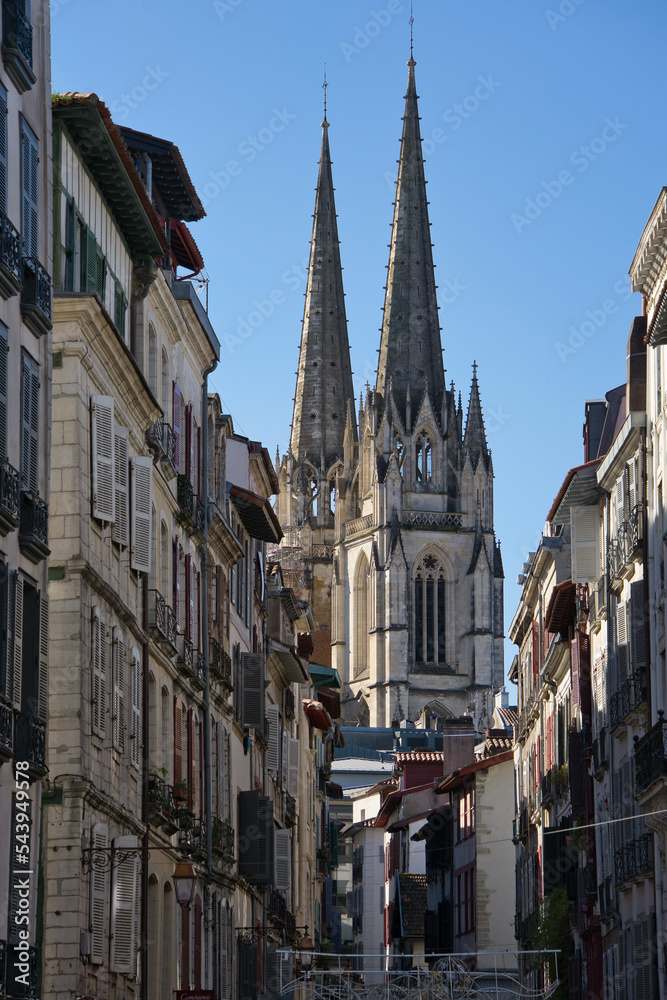Obraz premium Views between buildings of the Sainte-Marie Cathedral of Bayonne during a sunny day.