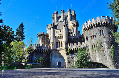 Castillo de butrón en el municipio de Gatika con cielo azul y arboles de hojas verdes