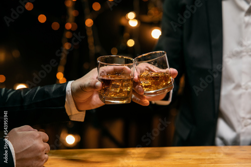 Valokuva Celebrate whiskey on a friendly party in  restaurant