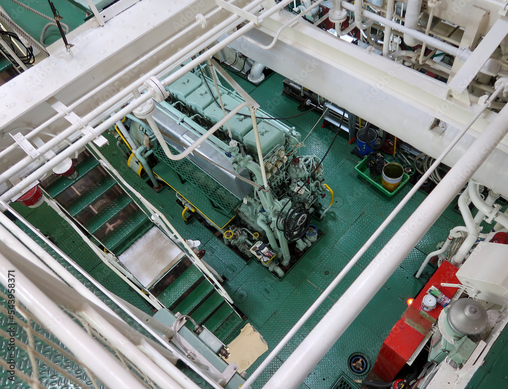 大型船の機関室のメインエンジン StockFoto Adobe Stock