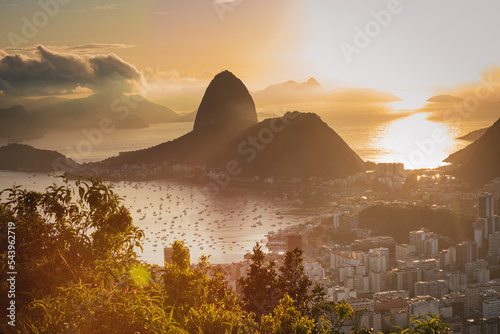 Fotografia feita do Mirante Dona Marta no nascer do sol com vista para o Pão de Açúcar. photo