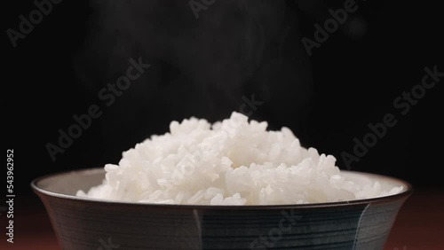 熱々の炊きたての白ご飯から湯気が上がります