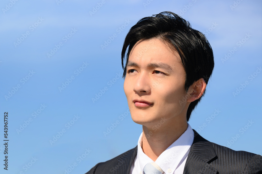 ハンサムなサラリーマンのアップ　横顔