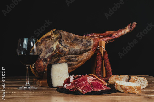 Spanish ham, Manchego cheese and chorizo ​​served with bread and a glass of Spanish red wine