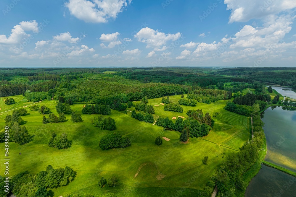 Obraz premium Golfanlage bei Burgwalden im Naturpark Westliche Wälder nahe Augsburg