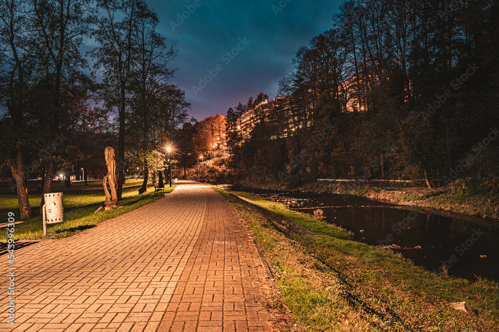 Miasto i rzeka Wisła w górach, panorama jesienią w nocy.