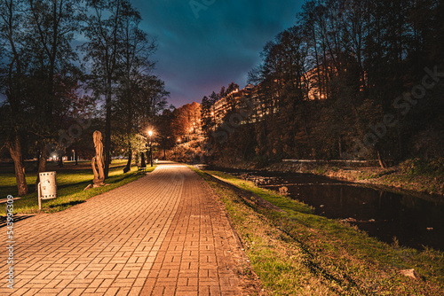 Fototapeta Naklejka Na Ścianę i Meble -  Miasto i rzeka Wisła w górach, panorama jesienią w nocy.