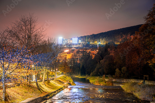 Miasto i rzeka Wisła w górach, panorama jesienią w nocy.