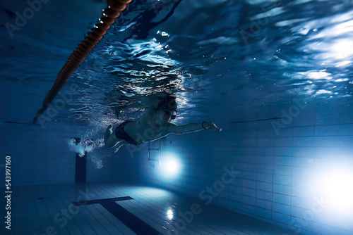 спортивный человек плавает в бассейне. подводный вид. спорт