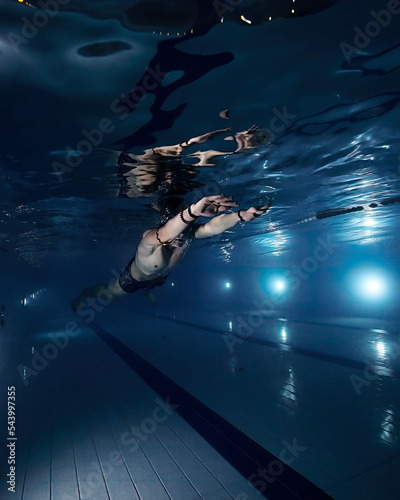 спортивный человек плавает в бассейне. подводный вид. спорт