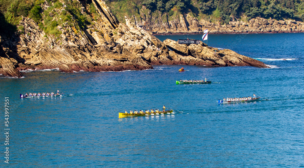 Fototapeta premium Traineras. Regata de remo en el mar