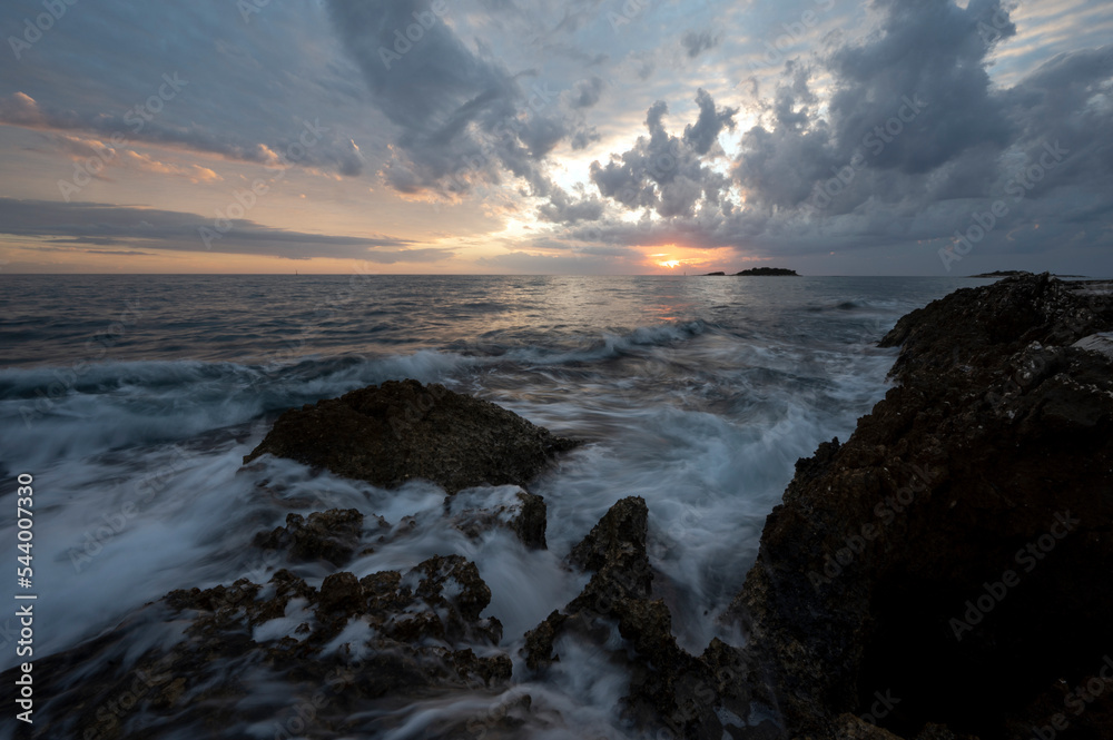 Coucher de soleil sur la mer Adriatique sur la côte de l'Istrie en Croatie autour de Porec