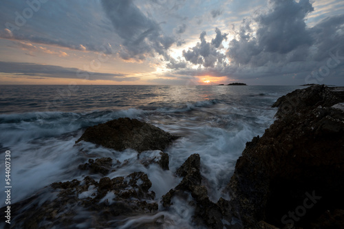 Coucher de soleil sur la mer Adriatique sur la c  te de l Istrie en Croatie autour de Porec