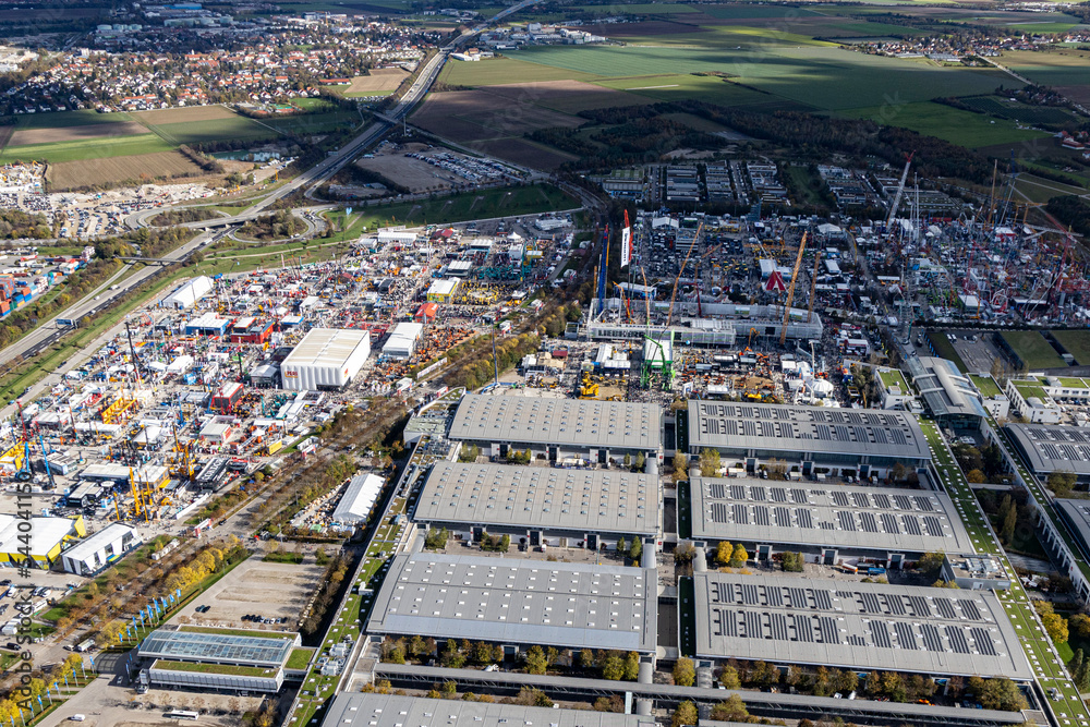 Fototapeta premium BAUMA 2022, größte Baumaschinenmesse der Welt auf dem Messegelände München