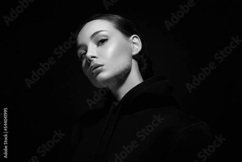 Obraz na płótnie black and white portrait of beautiful young woman. w salonie