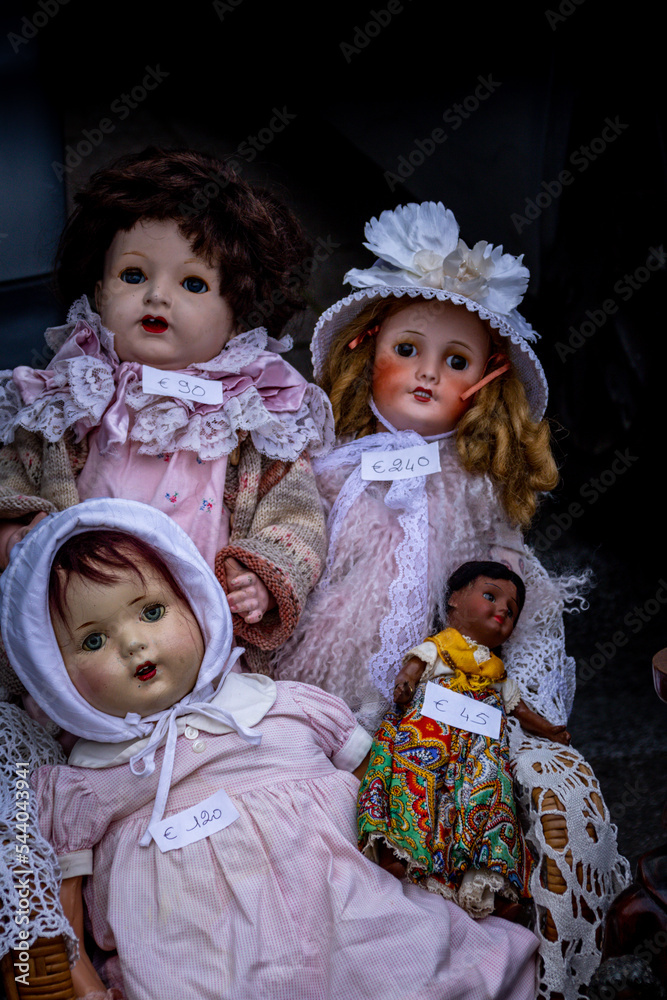 Poupées sur une brocante Poupées sur une brocante