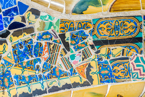 Mosaik-Kacheln im griechischen  Theater im Park Güell von Jujol in Barcelona 