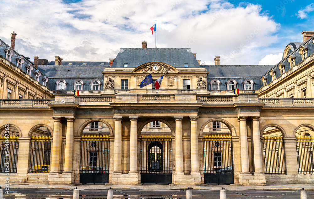 Obraz premium The Palais-Royal, a former royal palace in the center of Paris, France
