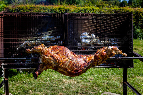 Cuisson du mouton à la broche, méchoui photo