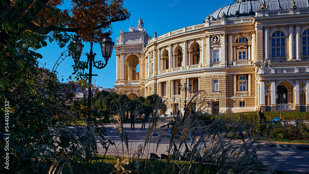 Φωτογραφία Photo with National Opera and Ballet Theatre in Odessa Ukraine at sunny day