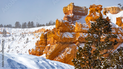 Fotografia winter landscape of bryce canyon national park; freezing cold red rocks covered