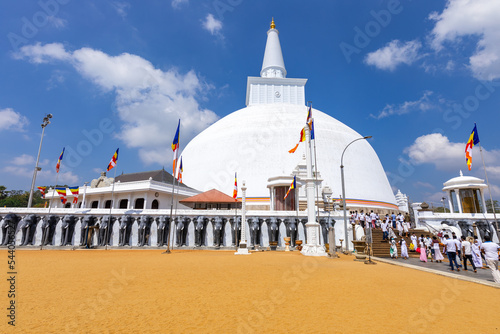 Fotografia Ruwanweliseya Dagoba buddhist stupa tourist and pilgrimage site