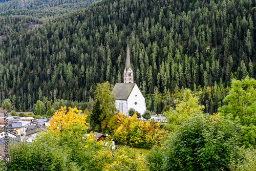 Scuol  Kirche  Engadiner Dorf  Unterengadin  Alpen  Gebirge  Wanderweg  Nationalpark  Graub  nden  Inn  Inntal  Fluss  Herbst  Herbstfarben  Herbstwanderung  Schweiz
