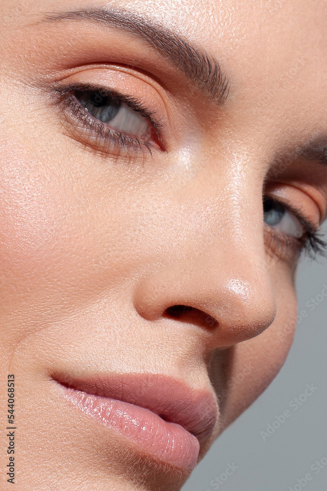 Naklejka premium White beautiful woman on gray background