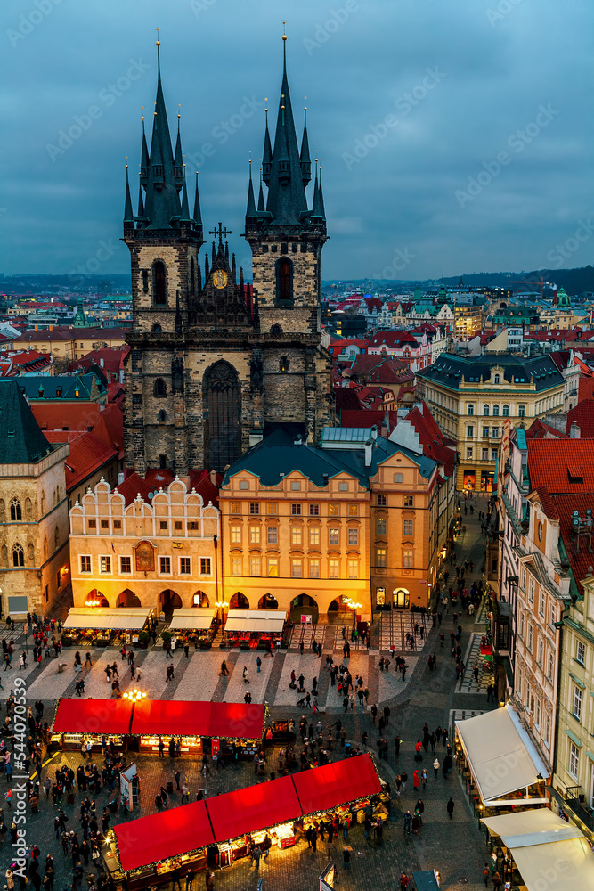Obraz premium View of Tyn church and Christmas market on Old Town Square in Prague.