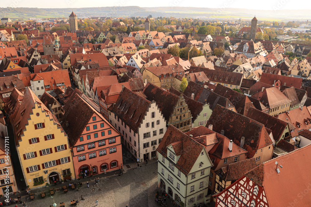 Romantisches Rothenburg; Blick vom Rathausturm über den Marktplatz nach