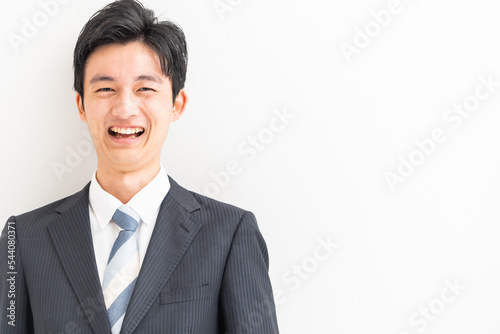 カメラ目線の若い日本人男性