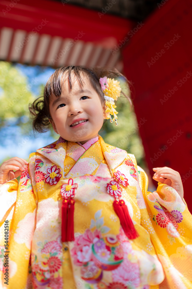 七五三のお参りをする着物を着た笑顔の女の子 七五三のお参りをする着物を着た笑顔の女の子
