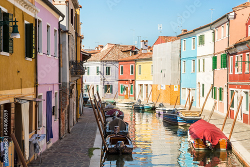 Case colorate lungo il canale all'isola di Burano, vicino a Venezia, Italia.