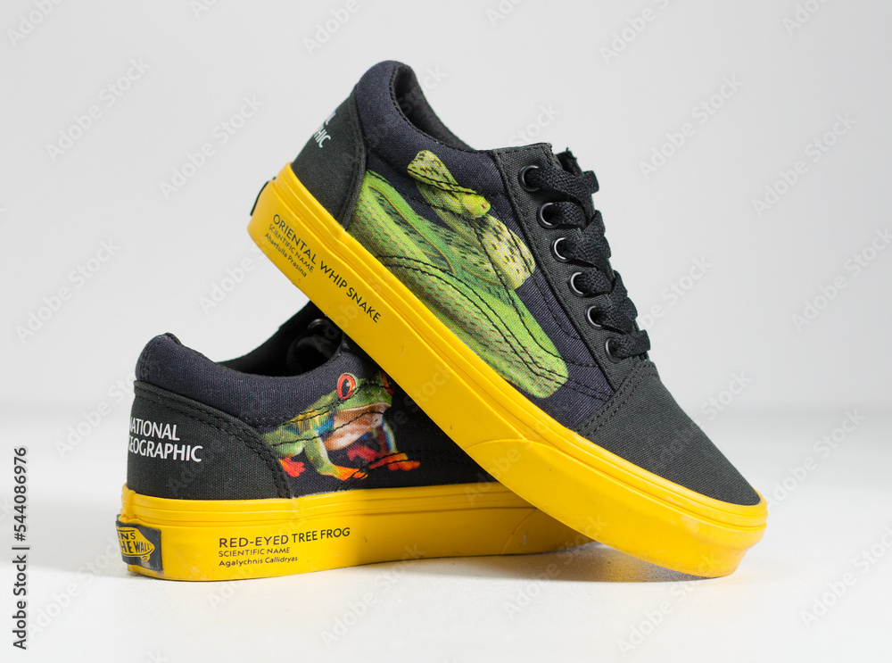 alfombra medio Metropolitano london, uk, 09.09.2022 Vans Old Skool National Geographic limited edition  sneakers. And and national geographic collaboration kids trainers. Limited  edition skateboarding shoes. Stock Photo | Adobe Stock