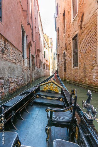 Vista dalla gondola durante il viaggio attraverso i canali di Venezia