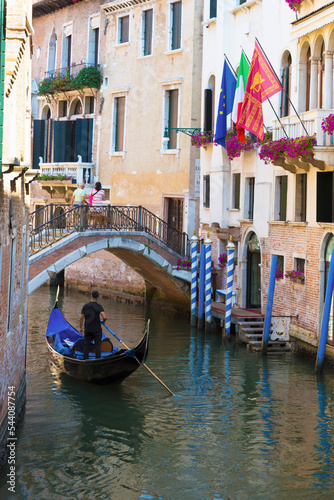 Canale panoramico con gondoliere in Venezia, Italia