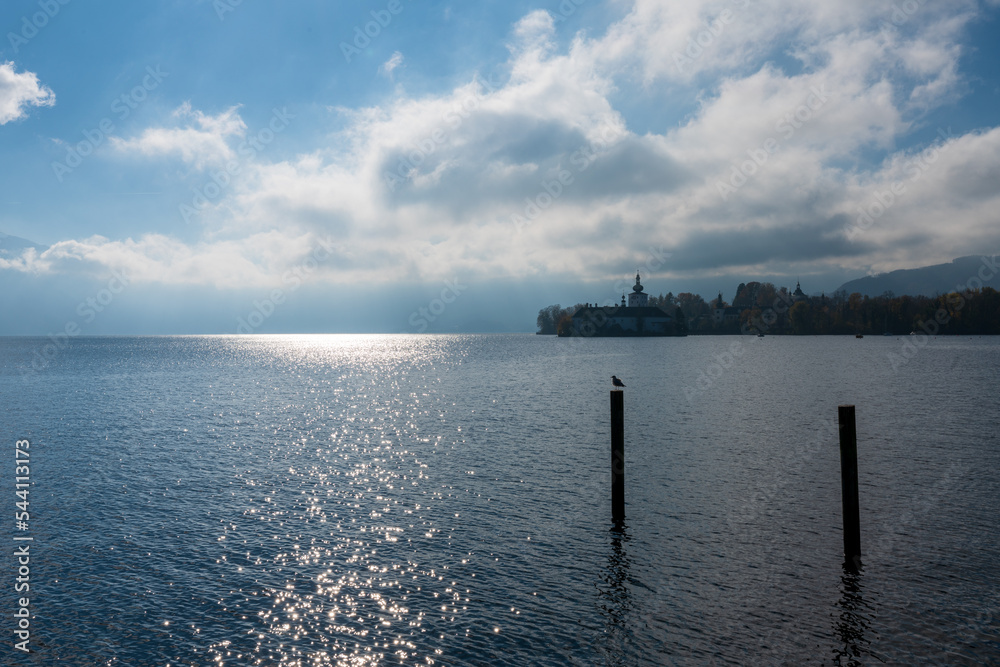 Traunsee in Oberösterreich im November mit Schloss Ort im Hintergrund 