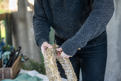 Wallpaper Mural Kranz binden mit Eukalyptus, Distel, Mimose und Zypresse, Adventskranz selber machen, moderne Dekoration für Weihnachten
 Torontodigital.ca