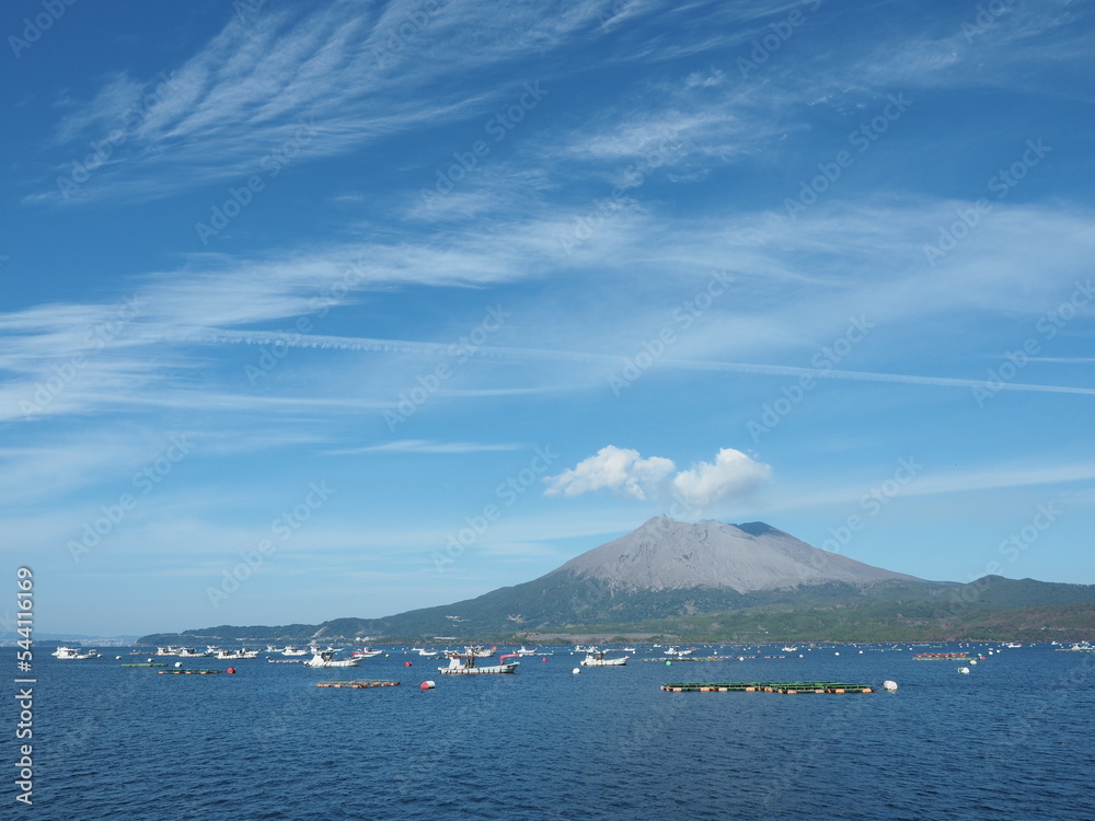 海潟漁港から噴煙を上げる桜島を望む