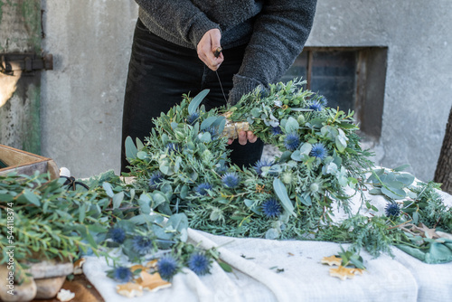 Wallpaper Mural Kranz binden mit Eukalyptus, Distel, Mimose und Zypresse, Adventskranz selber machen, moderne Dekoration für Weihnachten
 Torontodigital.ca