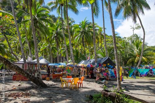 Kioscos de restauración y bebidas en Playa Ventanas en la costa de la provincia de Puntarenas en Costa Rica