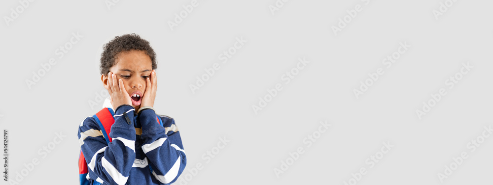 banner di un giovane ragazzo adolescente molato indossa lo zaino e sorpreso di vedere una cosa banner di un giovane ragazzo adolescente molato indossa lo zaino e sorpreso di vedere una cosa