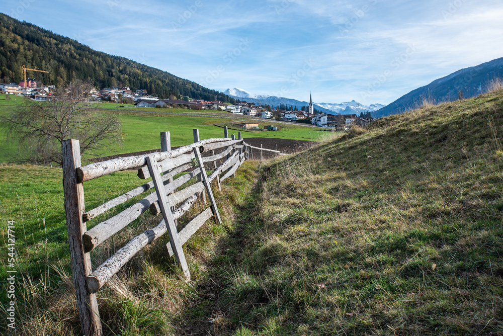 Landschaft mit Holzzaun in Patsch bei Innsbruck