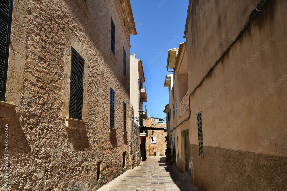 Gasse in der Altstadt von Alcudia auf Mallorca