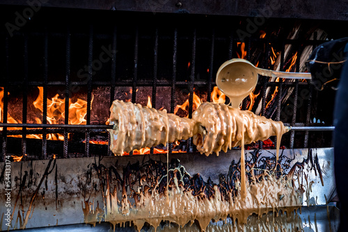 Canvas-taulu Cuisson du gâteau à la broche au grill