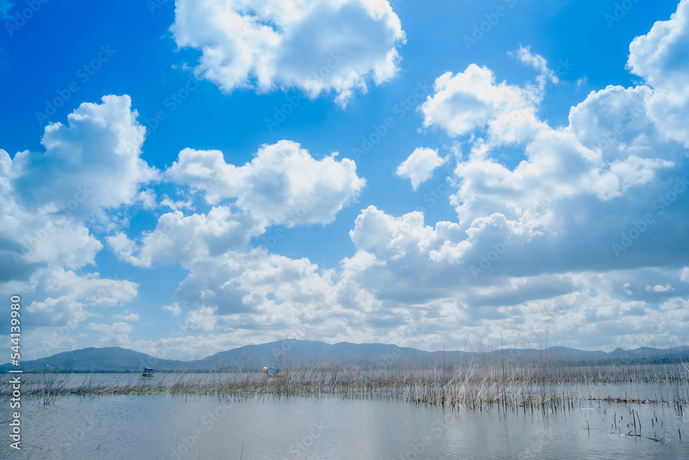 Obraz premium clouds over lake