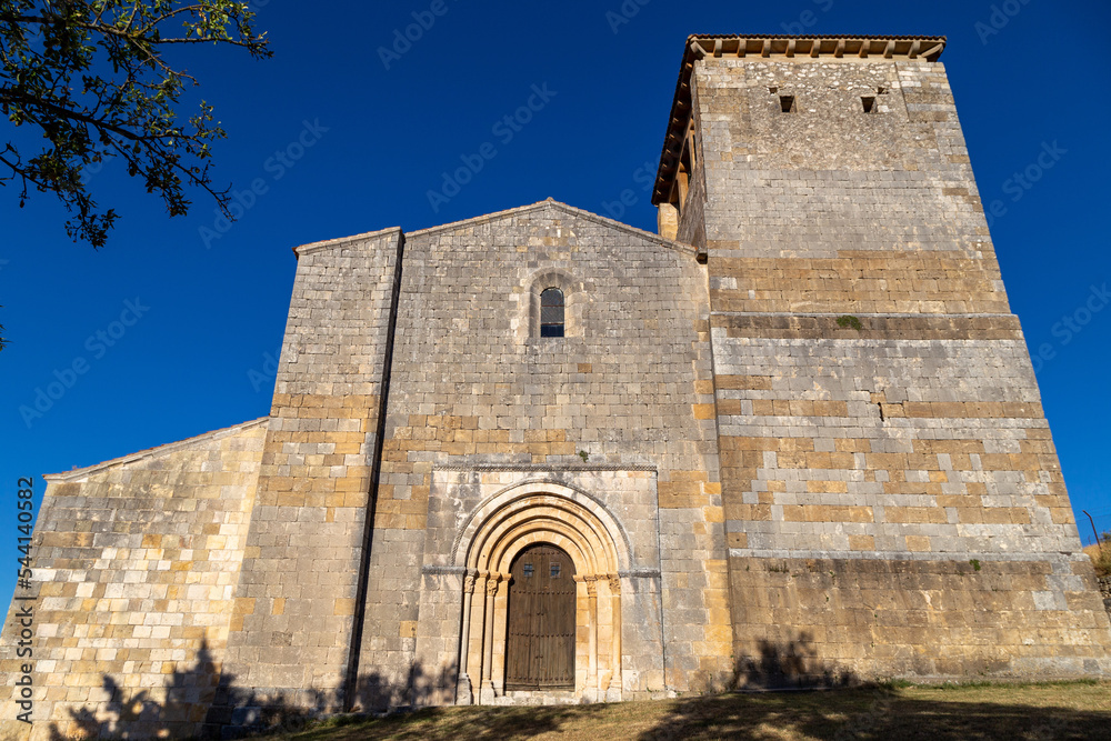 Fachada oeste de la iglesia de San Miguel de Fuentidueña (siglo XII). Segovia, Castilla y León, España.